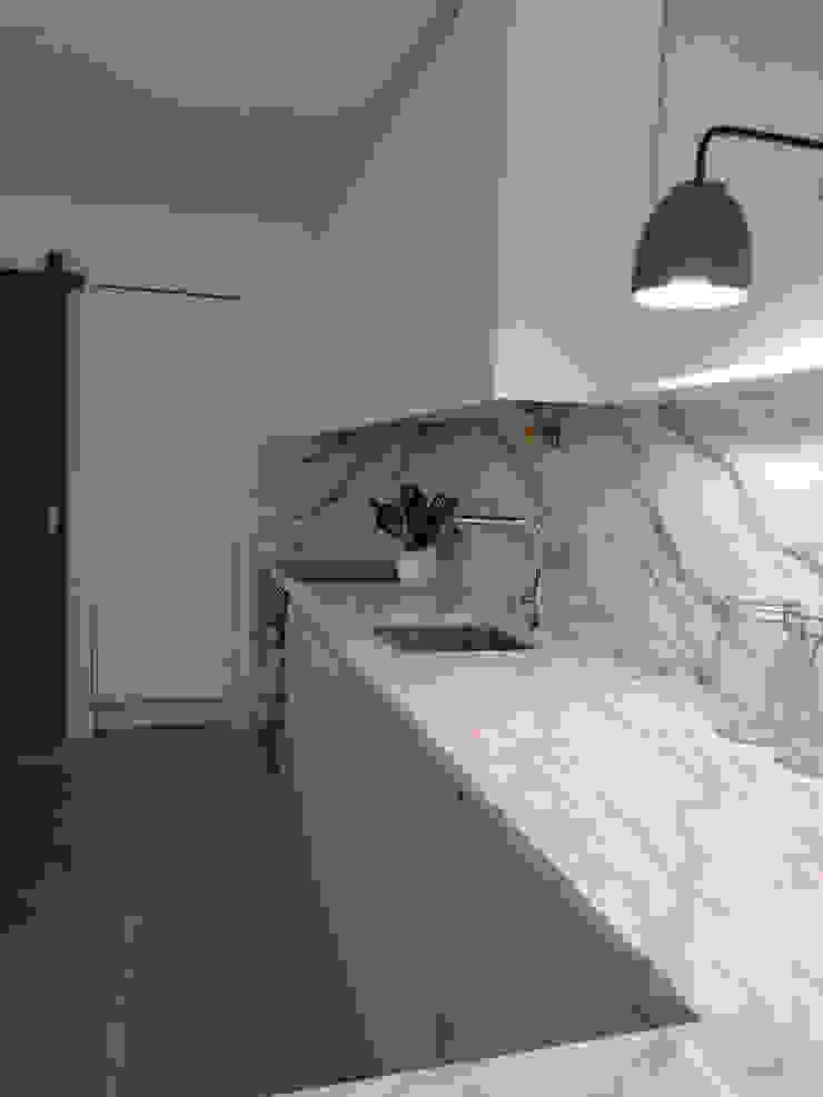 Apartamento Avenidas Novas Cozinhas minimalistas por CF Arquitectura e Design Minimalista Pedra