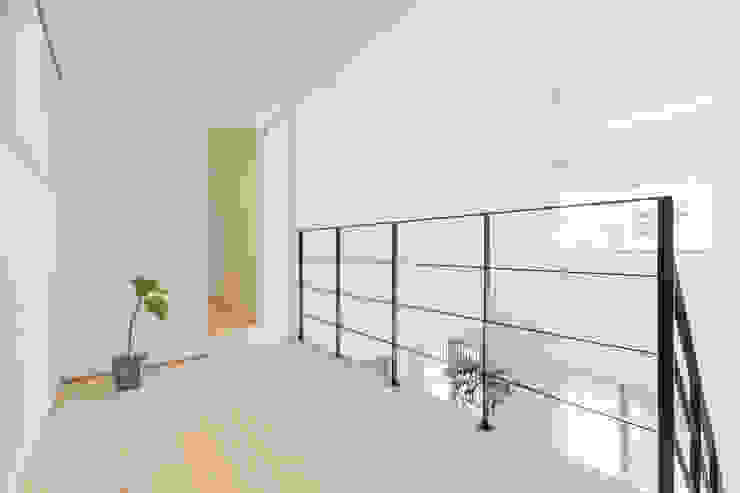 明るいリビングと大きな吹抜けのある家, KAWAZOE-ARCHITECTS KAWAZOE-ARCHITECTS フローリング
