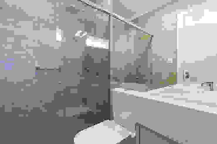 Banheiro Rabisco Arquitetura Garagens e edículas modernas Ferro/Aço Metalizado/Prateado cromado, chuveiro, banheiro, bancada, granito, branco prime, revestimento, porcelanato, box de vidro, metais, acabamento cromado
