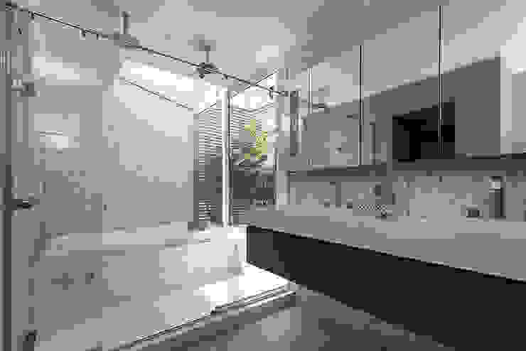 Banheiro em três ambientes Rabisco Arquitetura Banheiros modernos Vidro Verde Suíte master casal, sala de banho, banheiro casal, móvel com espelho, espelho, vidro, dois ambientes, box, chuveiro duplo de teto, banheira de hidromassagem, jardim de inverno, relax, luz natural, claraboia