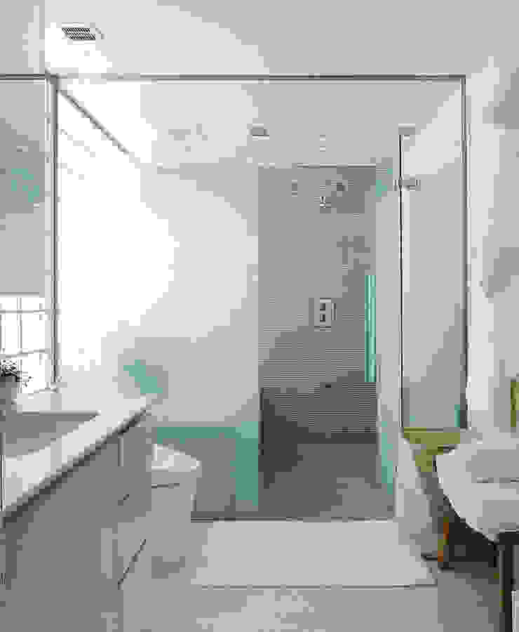 HIROO FLAT 裏手の広大な森を借景とした住まい, JWA，Jun Watanabe & Associates JWA，Jun Watanabe & Associates モダンスタイルの お風呂 新築、吹き抜け、ルーフバルコニー