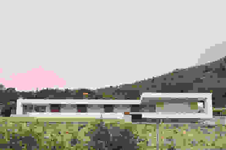 Moradia em Baião por SOUSA LOPES, arquitectos Moderno