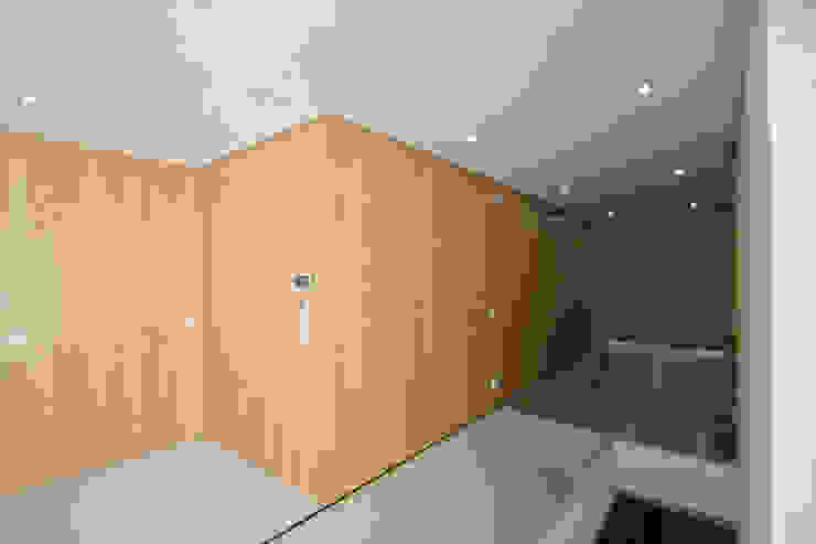 Moradia em Baião Corredores, halls e escadas modernos por SOUSA LOPES, arquitectos Moderno