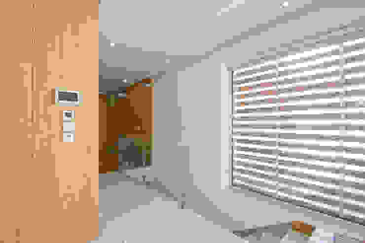Moradia em Baião Corredores, halls e escadas modernos por SOUSA LOPES, arquitectos Moderno
