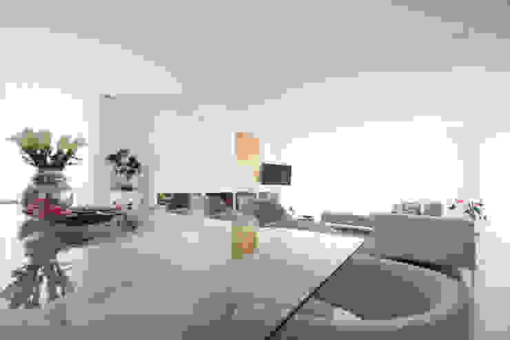 Moradia em Baião Salas de estar modernas por SOUSA LOPES, arquitectos Moderno