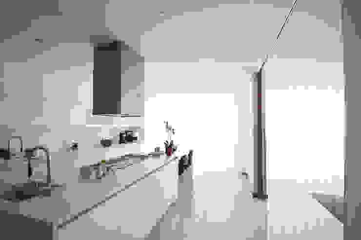 Moradia em Baião Cozinhas modernas por SOUSA LOPES, arquitectos Moderno
