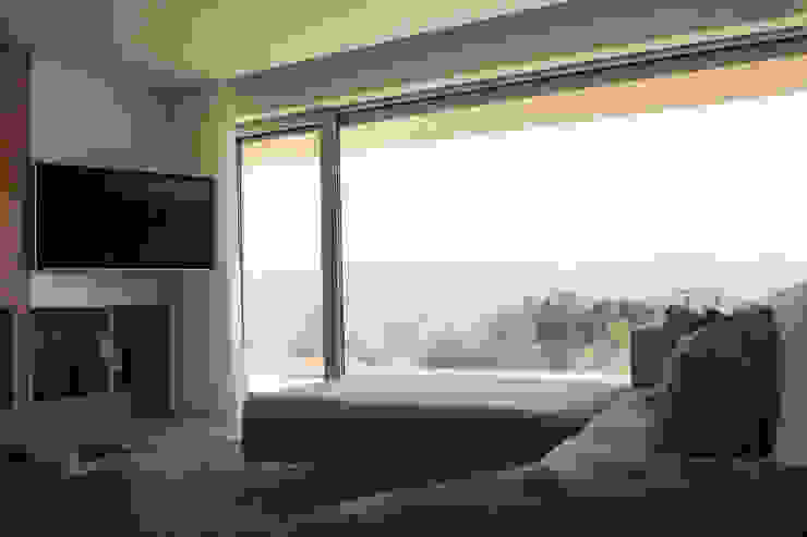 Moradia em Baião Salas de estar modernas por SOUSA LOPES, arquitectos Moderno