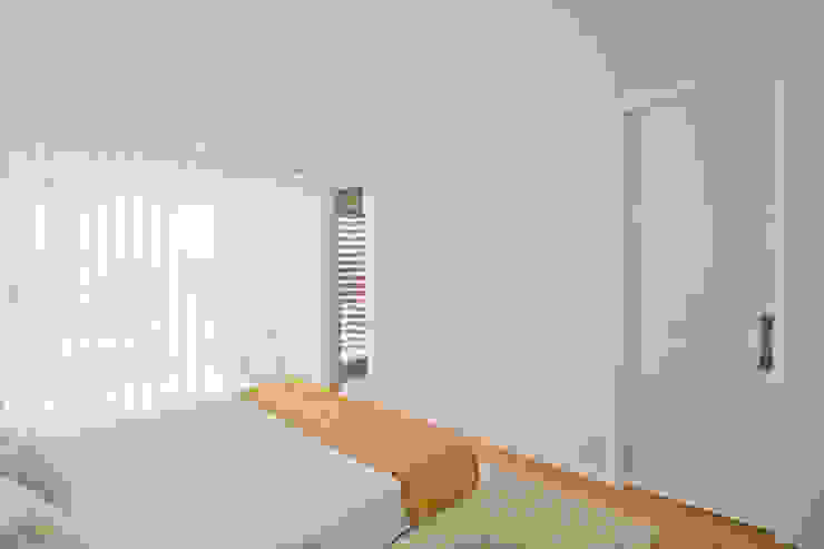 Moradia em Baião Quartos modernos por SOUSA LOPES, arquitectos Moderno