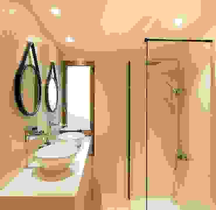Baño del dormitorio principal homify Baños de estilo ecléctico Mármol Beige bathroom,baño,black and white,mosaico,doble seno,modern