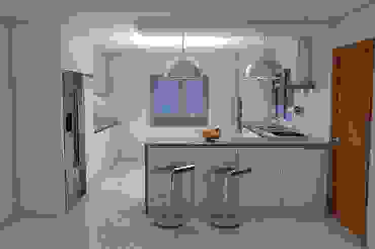 COZINHAS por Maria José Faria Interiores Ldª Moderno