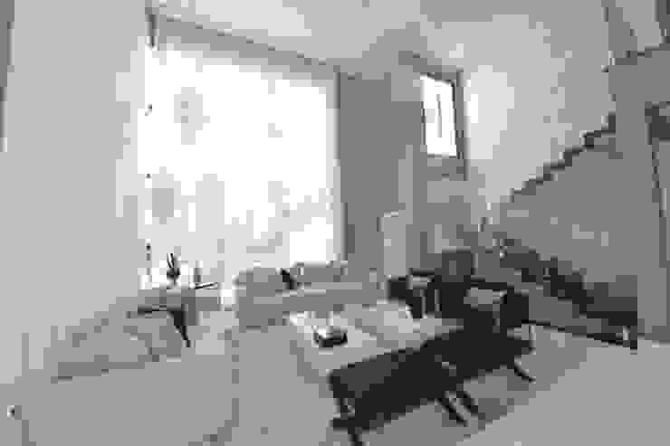 Sala de estar luxo Andréa Generoso - Arquitetura e Construção Salas de estar minimalistas Madeira Roxo/violeta