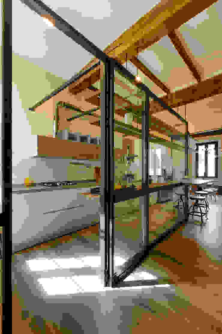 GTT COBE architetti Cucina in stile classico facciata in vetro,casa rustica,pavimento in legno,travi in legno