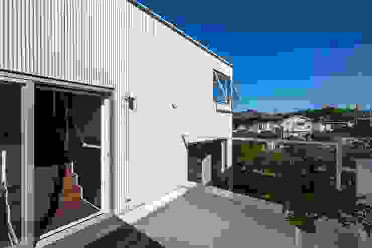 星設計室 Balcone, Veranda & Terrazza in stile minimalista Legno Bianco