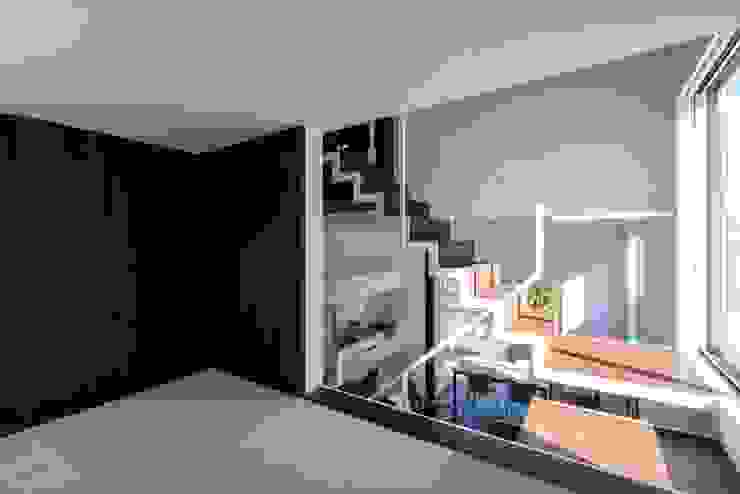 星設計室 Sala multimediale minimalista Legno massello Bianco