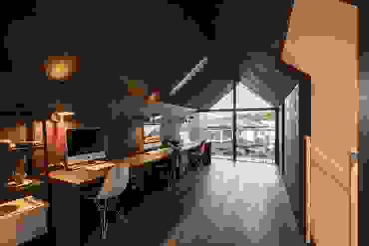 星設計室 Soggiorno minimalista Compensato Effetto legno