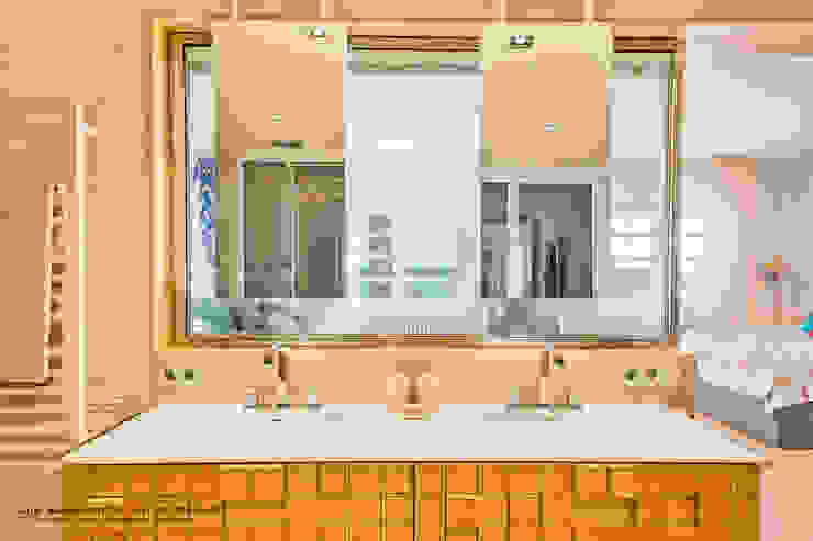 Lyte Iluminacion Modern Bathroom