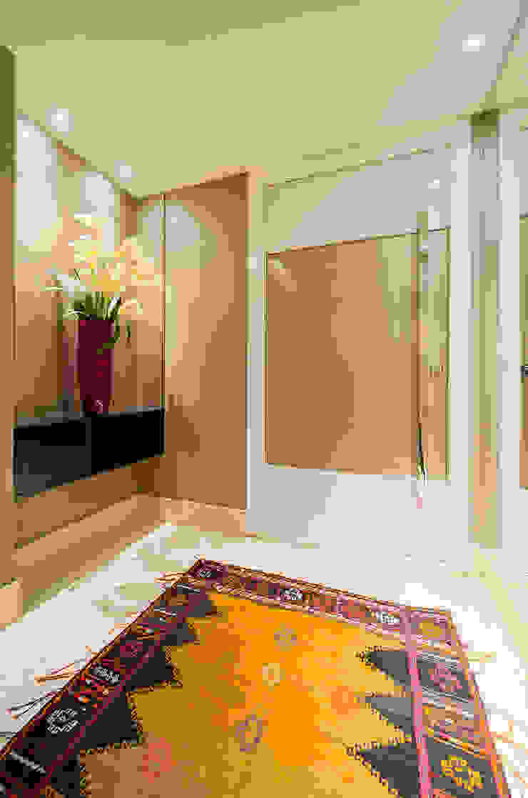 RI Arquitetura Modern corridor, hallway & stairs