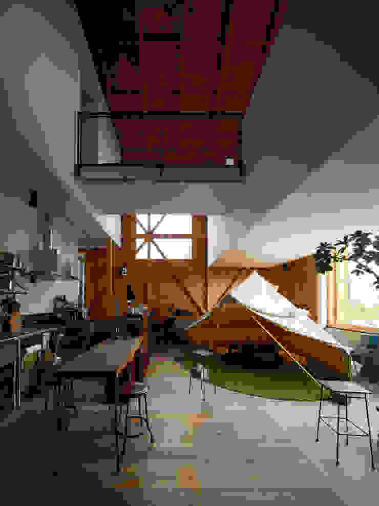 Eklektyczny salon od Takeru Shoji Architects.Co.,Ltd Eklektyczny