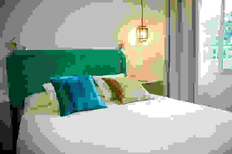 Detalle dormitorio principal DC PROJECTS Dormitorios de estilo moderno iluminación,cabecero,ropa de cama,deco,diseño de interior,interiorismo,proyecto
