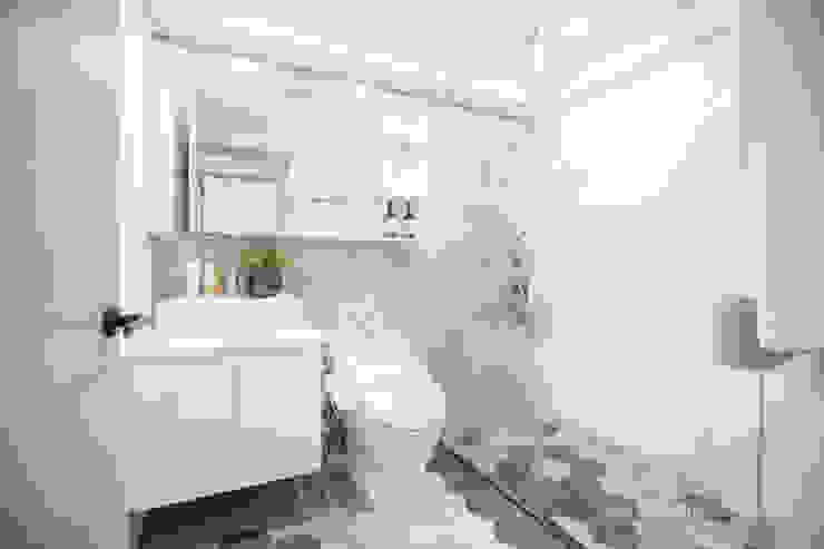 板橋施公館, VH INTERIOR DESIGN VH INTERIOR DESIGN 現代浴室設計點子、靈感&圖片 镜子,水暖夹具,轻敲,财产,建造,下沉,浴室,浴室水槽,洗手间,紫色的
