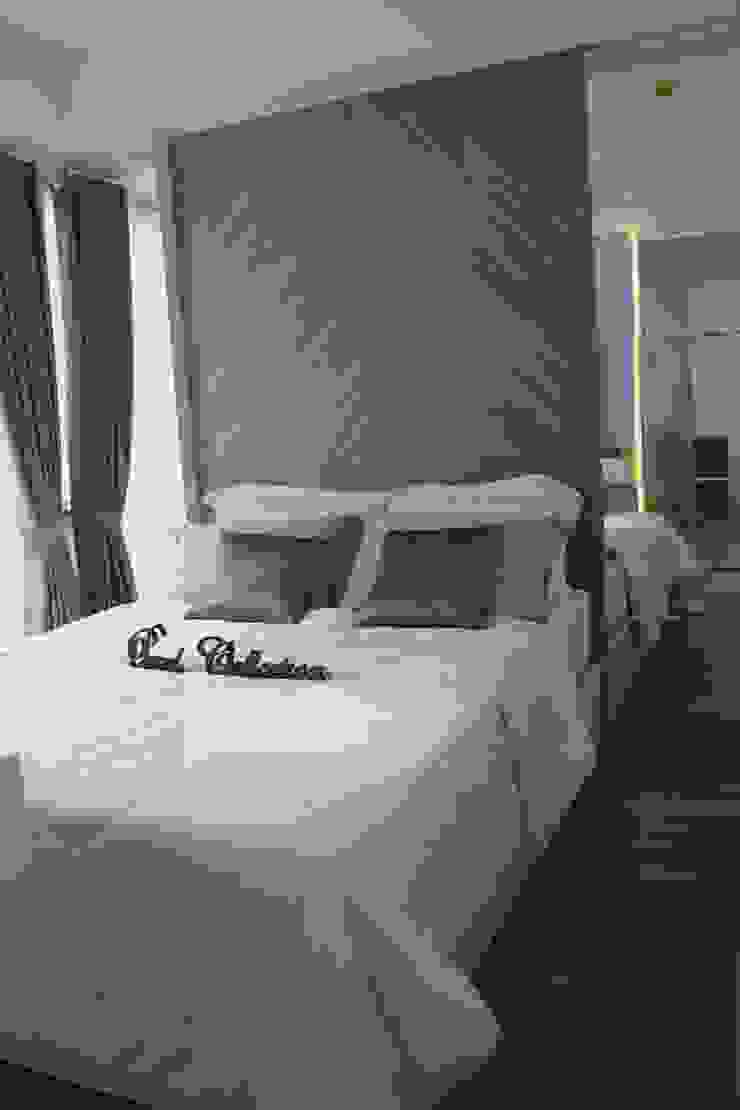 Double bed POWL Studio Kamar Tidur Minimalis bedroom,white,apartment,modern