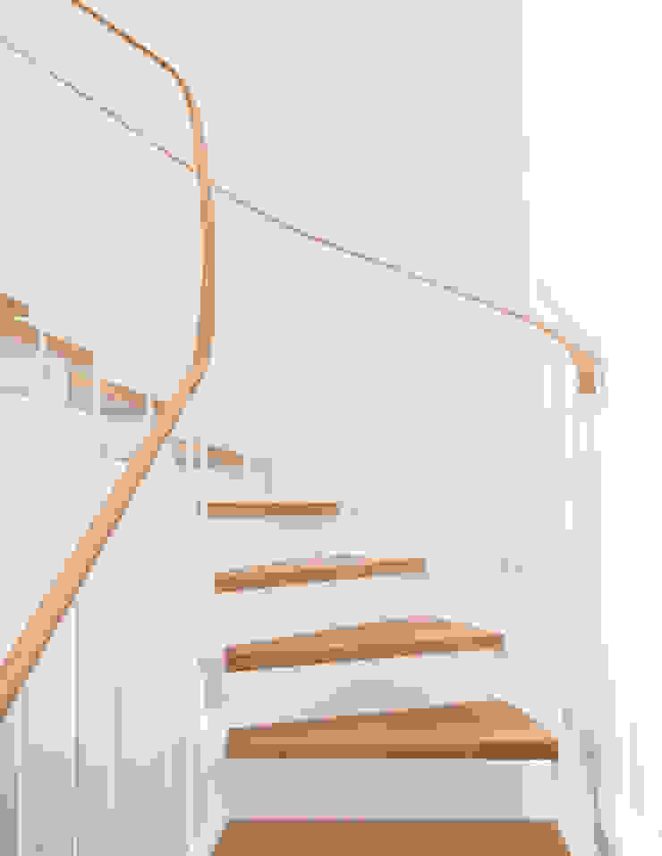 La excusa de tomar el té PIANO PIANO STUDIO Escaleras Madera maciza Blanco escalera,stair,escalonesmadera,escalones,barandilla,escalerametalica,valencia,reformavalencia,valenciareforma,arquitectura,pianopianostudio