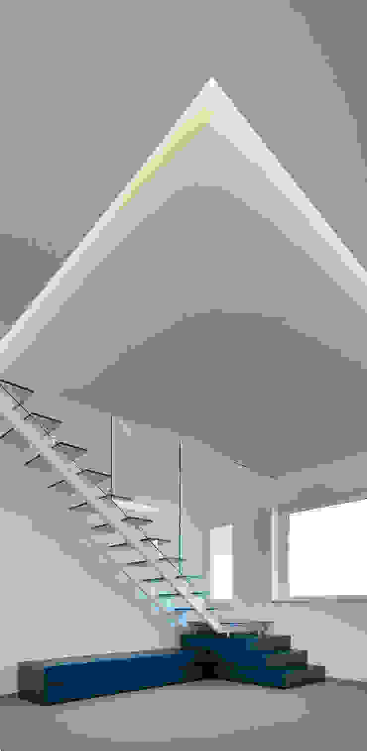 casa EFR, Giuseppe Iacono Architetto Giuseppe Iacono Architetto Scale scala,stair,legno,ferro,blu,bianco,walchromat,vetro,luce