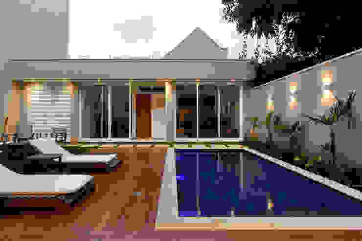 Piscina Otoni Arquitetura Piscinas modernas Azul piscina,deck,jardim
