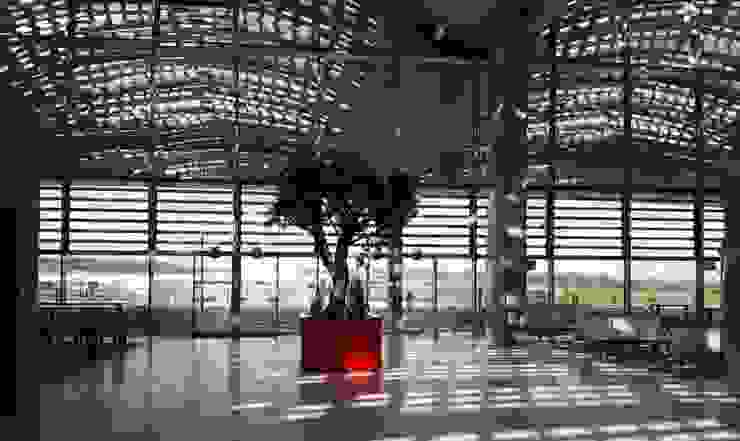 ATELIER SO GREEN Modern offices & stores Aluminium/Zinc Red