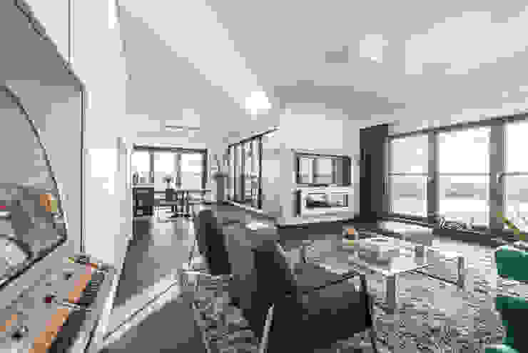 Lucht, Licht, Zicht Masters of Interior Design Moderne woonkamers