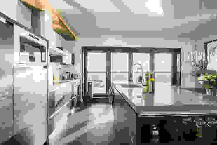 Lucht, Licht, Zicht Masters of Interior Design Moderne keukens