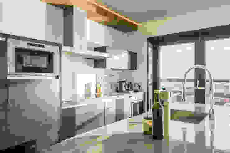 Lucht, Licht, Zicht Masters of Interior Design Moderne keukens