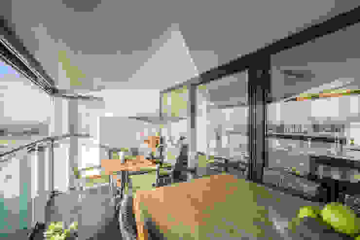 Lucht, Licht, Zicht Masters of Interior Design Moderne balkons, veranda's en terrassen
