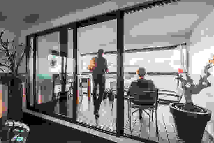 Lucht, Licht, Zicht Masters of Interior Design Moderne balkons, veranda's en terrassen