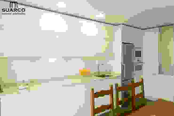 Cocina Blanca de 15 m2 moderna sin tiradores | homify