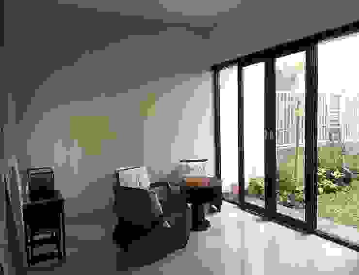 Rumah Taman – Ciganjur . Jakarta Selatan, Vaastu Arsitektur Studio Vaastu Arsitektur Studio Ruang Keluarga Gaya Eklektik Multicolored ruangtamu,guestroom,ruangkeluarga,livingroom,ekletik