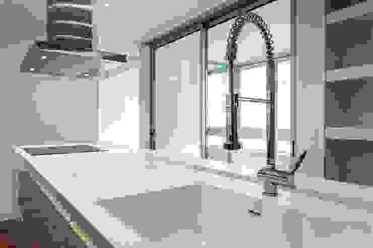 Projeto de cozinha com chão em mdadeira, DIONI Home Design DIONI Home Design Modern kitchen Quartz Bench tops