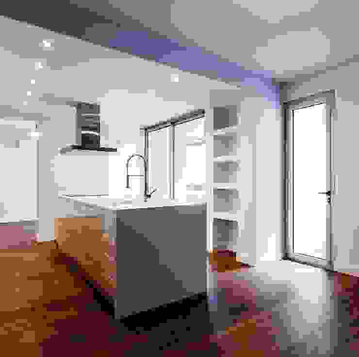 Projeto de cozinha com chão em mdadeira, DIONI Home Design DIONI Home Design Modern kitchen MDF White Cabinets & shelves