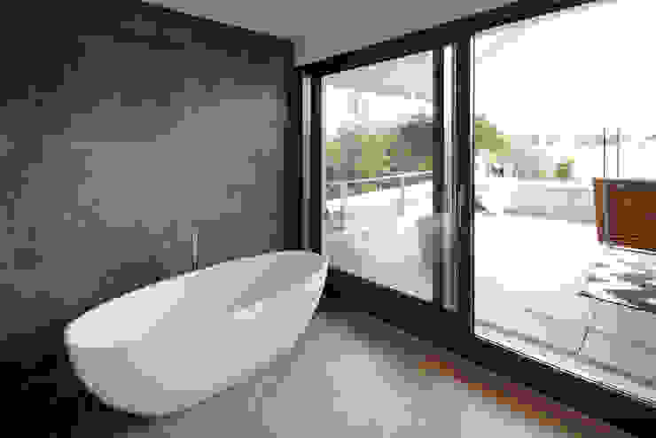 Bad Architekturbüro zwo P Minimalistische Badezimmer Fliesen Grau freistehende Badewanne,fliesen,Loggia,balkon,aussicht,panorama,interior
