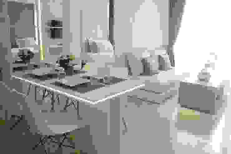 Meja makan POWL Studio Koridor & Tangga Minimalis