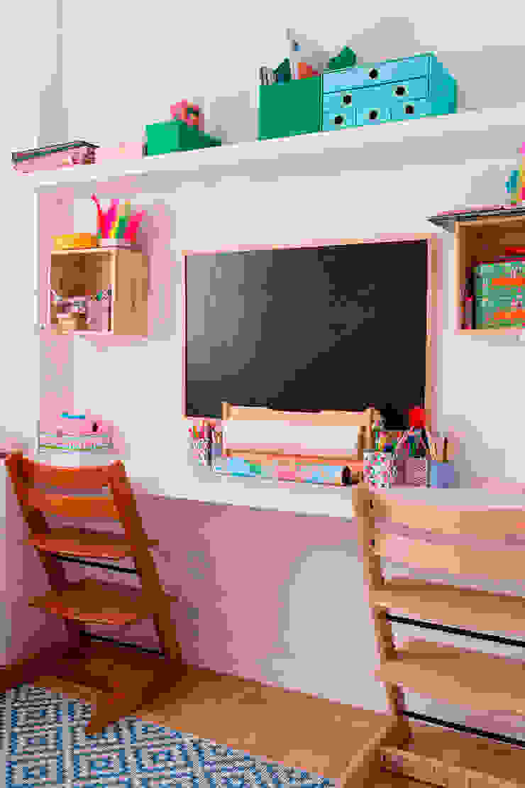 Cuarto infantil con escritorio compartido Isabel Escauriaza Dormitorios infantiles de estilo escandinavo Muebles,Propiedad,Verde,Azul,Estante,Estantería,naranja,Diseño de interiores,Púrpura,Rosa