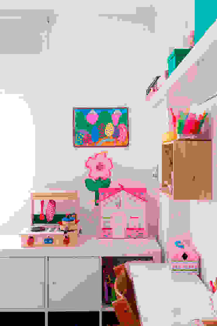 Cuarto infantil con escritorio compartido Isabel Escauriaza Dormitorios infantiles de estilo escandinavo