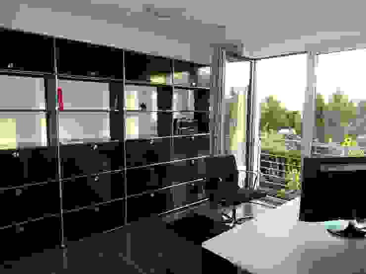 Büro Junker Architekten Moderne Arbeitszimmer Weiß Tisch,Möbel,Eigentum,Sessel,Innenarchitektur,Gebäude,Regal,Schatten,Möbel,Küche