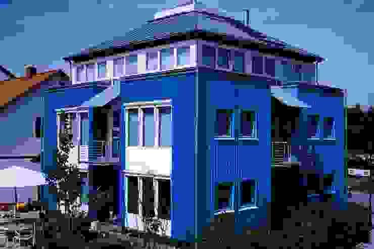 Junker Architekten Soggiorno moderno Legno Blu
