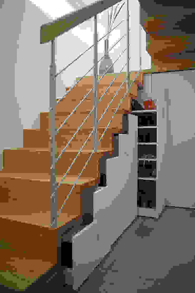 راه پله چوب جامد و نرده استیل ضد زنگ با کمد لباس و کابینت کفش زیر. KANTON SCALE SAS by Paul Kanton & C. SAS Stairs پله های چوبی کامپوزیت، داخلی، چوب، استیل، کابینت کفش، کمد لباس