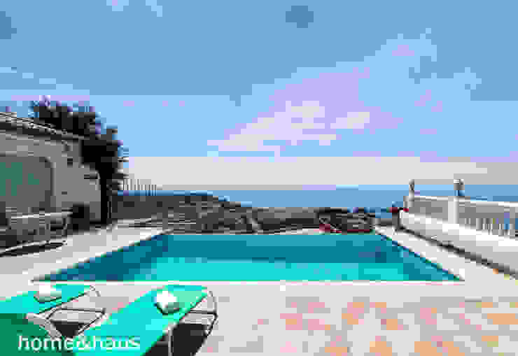 Piscina infitina Home & Haus | Home Staging & Fotografía Piscinas de estilo mediterráneo homestaging,fotografía,piscina infinita,piscina exterior,vistas,villa,terraza,azul