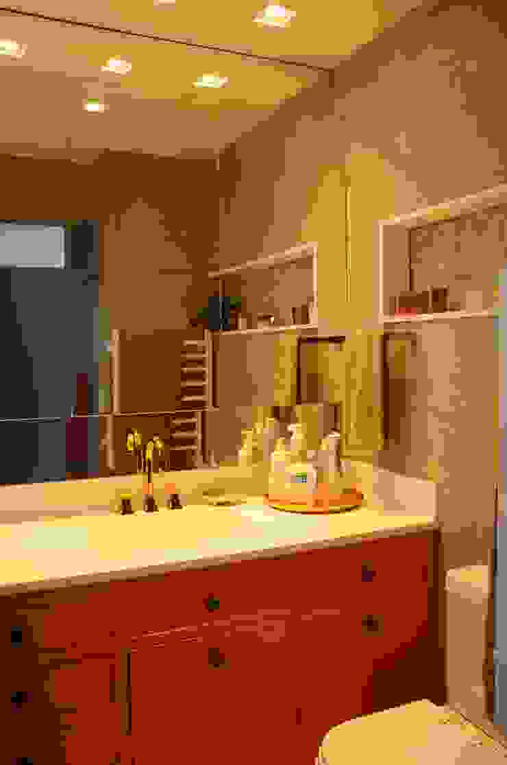 Banheiro com Metais Red Gold MARIA FERNANDA PEREIRA Banheiros modernos Cerâmica Laranja Banheiro,Seixos,Bancada Branca,Corian,Movel Antigo,Laca Laranja,Laca,Nicho Parede,Espelho,Espelho armário,Cuba esculpida,red gold