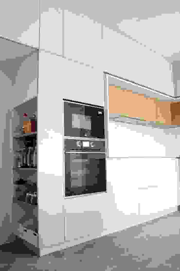 COZINHA I, Atelier OSO Atelier OSO Armários de cozinha Derivados de madeira Multicolor prateleiras por medida,armários de cozinha,micro-ondas,forno,exaustor,cozinha,arrumação