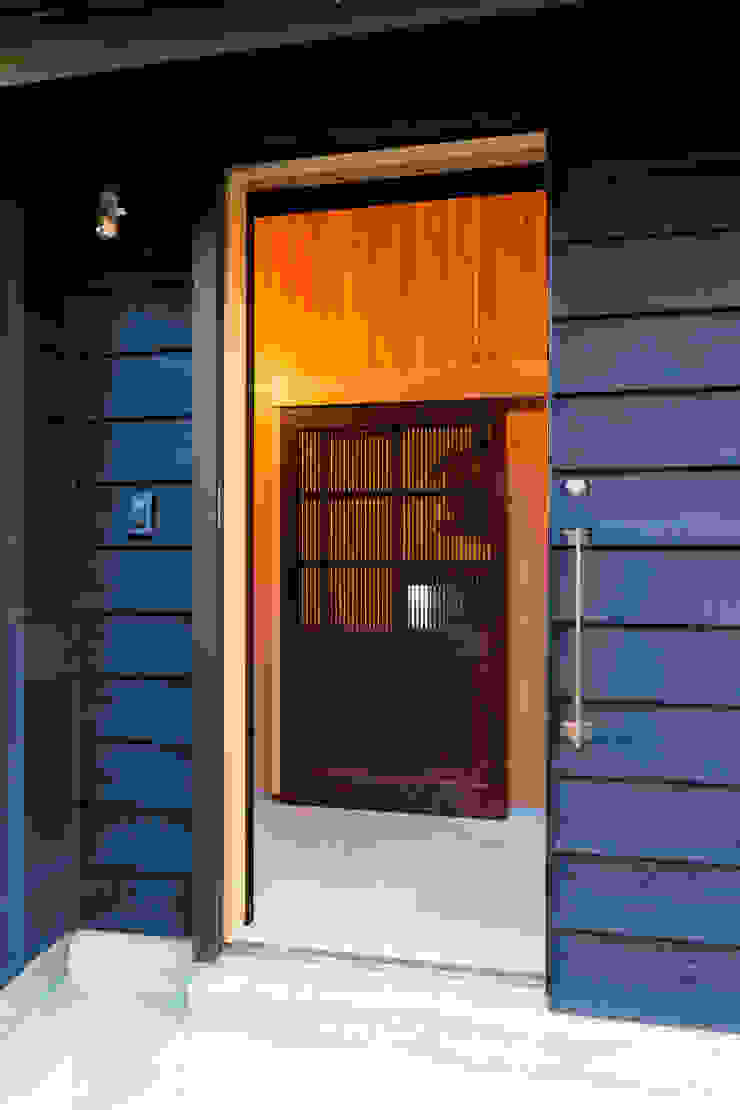海の家 玄関-風除室 エヌ スケッチ 和風の 玄関&廊下&階段 玄関,木製戸,蔵戸