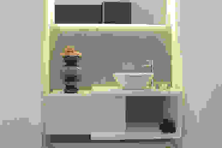 Showroom na Av. João XXI 12 - Lisboa, DIONI Home Design DIONI Home Design Modern bathroom Medicine cabinets